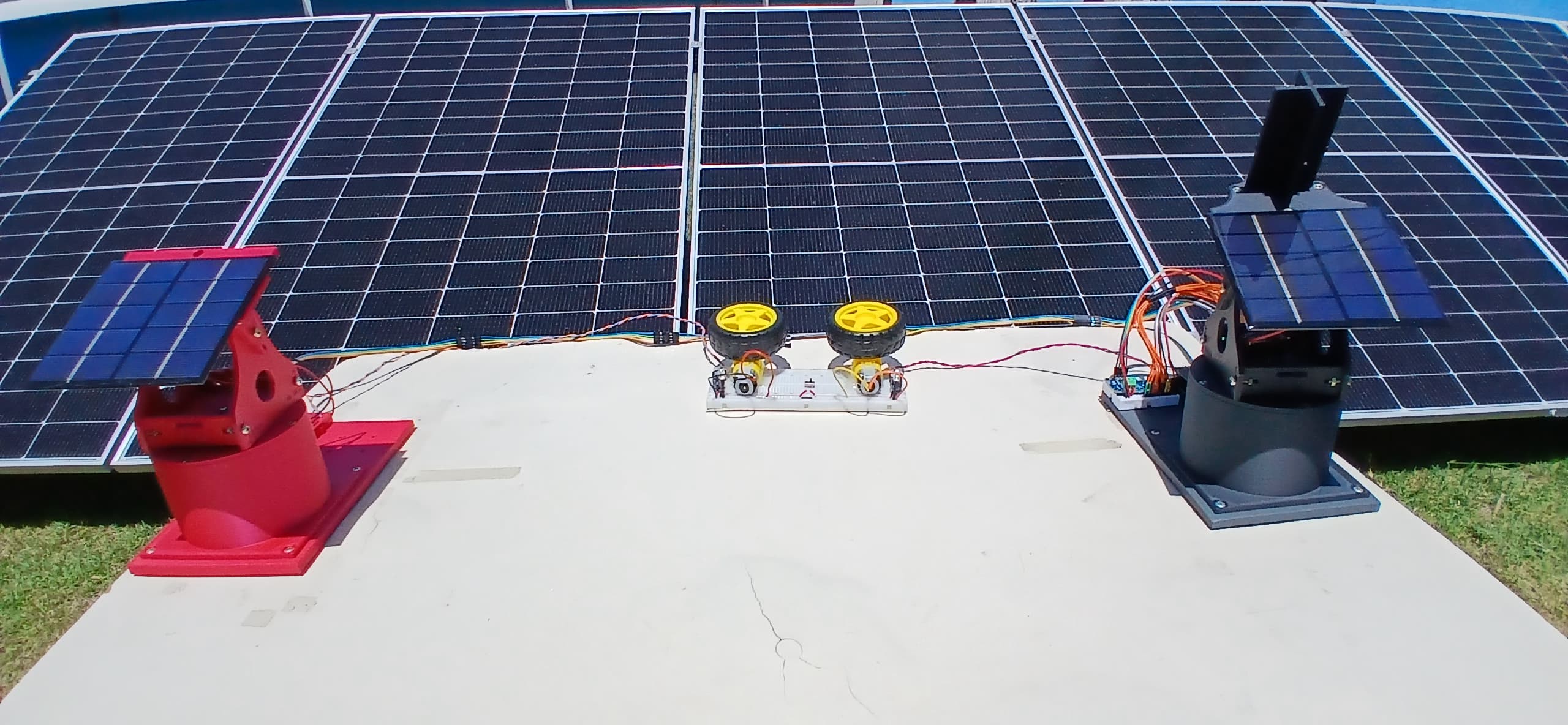 Protótipos de painéis fotovoltaicos móvel e fixo instalados lado a lado durante o experimento.
